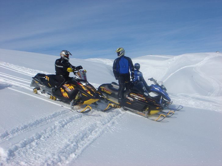 Fri skoteråkning på hela fjället,helt underbart. Foto: Mattias Magnusson. Åkare: Lasse+Raine+Svempa.