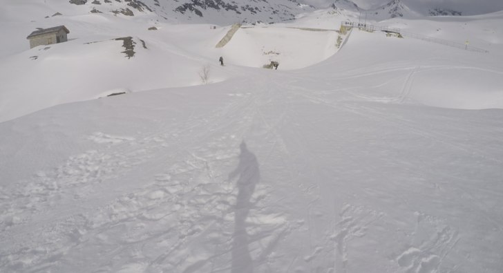 Dammen och bron vid sjön som behöver passeras.