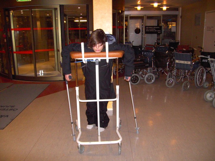 brutet knä. Foto: camilla. Åkare: jonas wall.