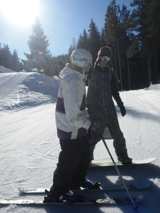 Vem säger att man inte kan ha klänning i backen?. Foto: Löv. Åkare: Poffe, Henrik Östberg.