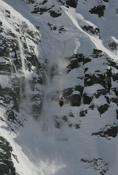 Större bild på droppet i mitten av Verbier ride . Foto: Yves Garneau, G1photo. Åkare: Reine Barkered.