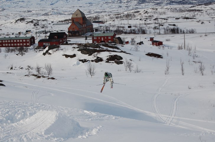 jag och några polare var uppe å byggde ett hopp . Foto: linus roos. Åkare: axel bergbom (jag).