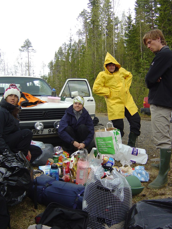 Mycket mat behövs innan man drar ut på farligt v. Foto: Danne Gustafsson. Åkare: Jag, Sara, Maria och Dave.