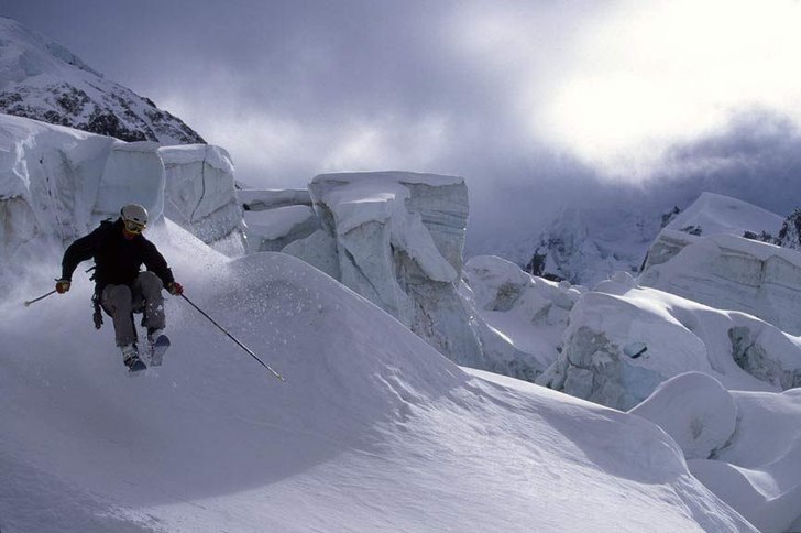 Wolfgang Huber hoppar mellan sprickorna i Chamonix. Foto: Fredrik Schenholm. Åkare: Wolfgang Huber.