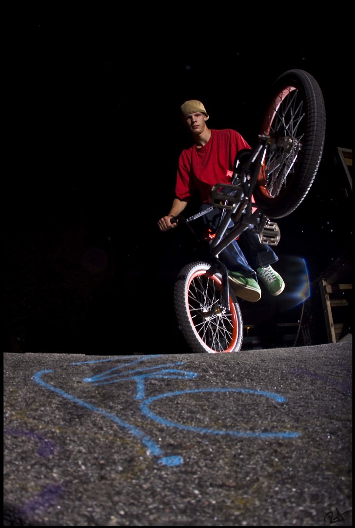 Flerkz J-K går på hjulet. Foto: Robin Andersson. Åkare: Jesper Karlsson.