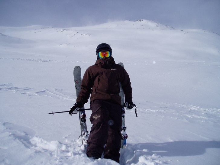 lite blåsigt, 25 cm nypuder, skitsoft. Foto: Linn Karlsson. Åkare: Emanuel Elofsson.