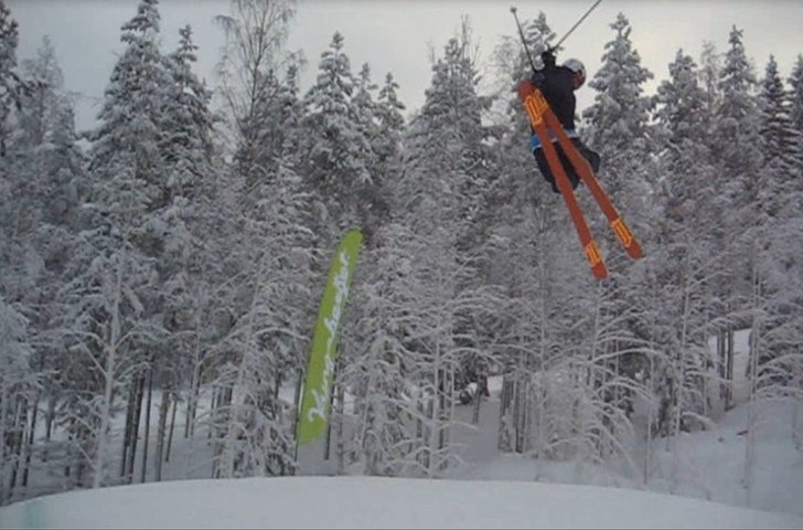 med isiga hopp och endast en filmkamera vare lite . Foto: klas fader. Åkare: marcus olsson.