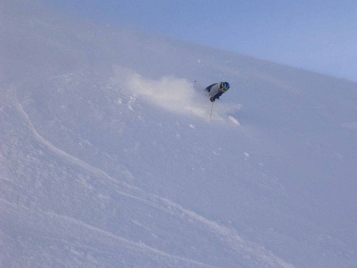 Åres baksida i ditblåst puder. 
. Foto: Henrik. Åkare: Johan Waldelius.