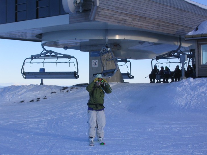 Tidig morgon av liften chillar på den ser handika. Foto: Papichulo. Åkare: Me.