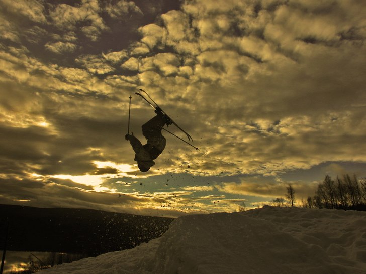 Årets första hopp, inte spec stort men men, . Foto: Andreas Utsi. Åkare: Johan Mannerstråle.