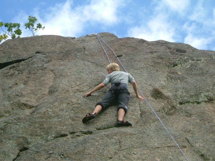 lite topprepsklättring. Foto: Oskar Andersson. Åkare: William Isaksson.