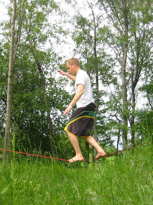 Slackline, inte direkt kung ännu, men sjukt kul!. Foto: Oscar Arvidsson. Åkare: Martin Arvidsson.