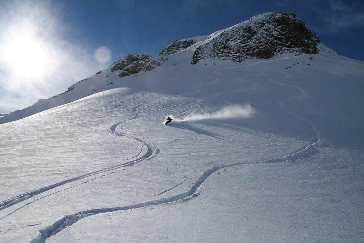 Carl tar sig elegant ner för berget. (Kalle Bruch. Foto: Carl Bruch. Åkare: Carl Lannerstad.