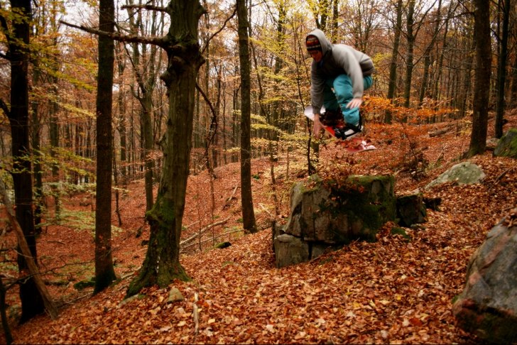 Markus droppar en sten ner i löven. Har man inte . Foto: Christoffer Engström. Åkare: Markus Engström.