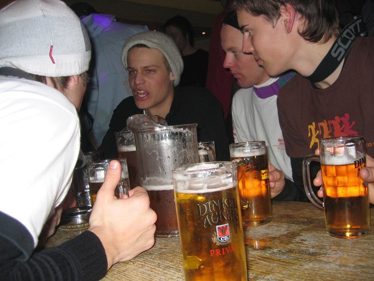 skön avslutning på dagen med en go afterski, ber. Foto: Alex. Åkare: Ett gott gäng!.