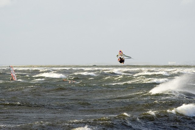 Stenhård vind under två dagar byggde upp fina v�. Foto: Martin Pålsson. Åkare: okänd.