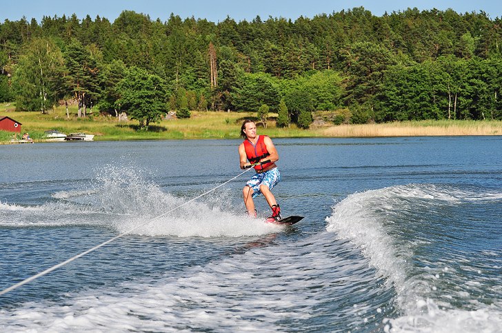 Denna åkare är ganska ny på wakeboard och såle. Foto: Daniel Skilberg.