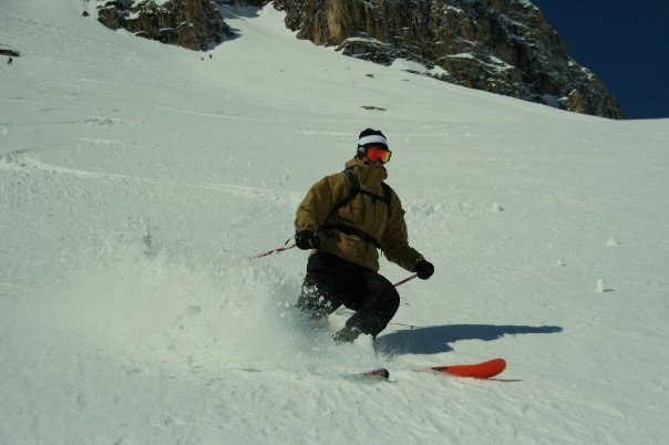 Fine svinger ned col du Charvet. Foto: Christian Otter. Åkare: Simen Sundt.
