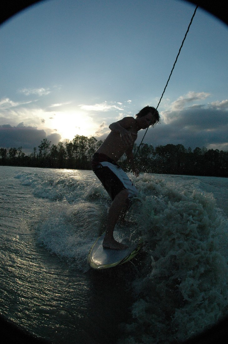 Wkaesurf i kvälls solen. Foto: lars. Åkare: Nicklas Korsár.