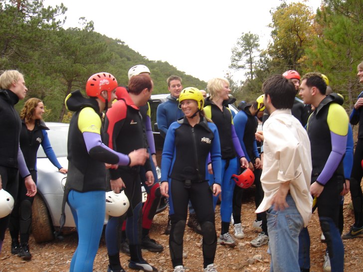 Föreberedelser inför Canoying bland vattenfallen. Foto: Eva Åhlin. Åkare: Pia Bosell.
