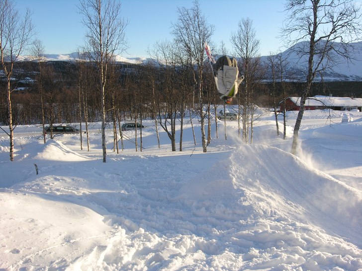 Backflip vid huset i kittel. Foto: Brorsan. Åkare: jag.
