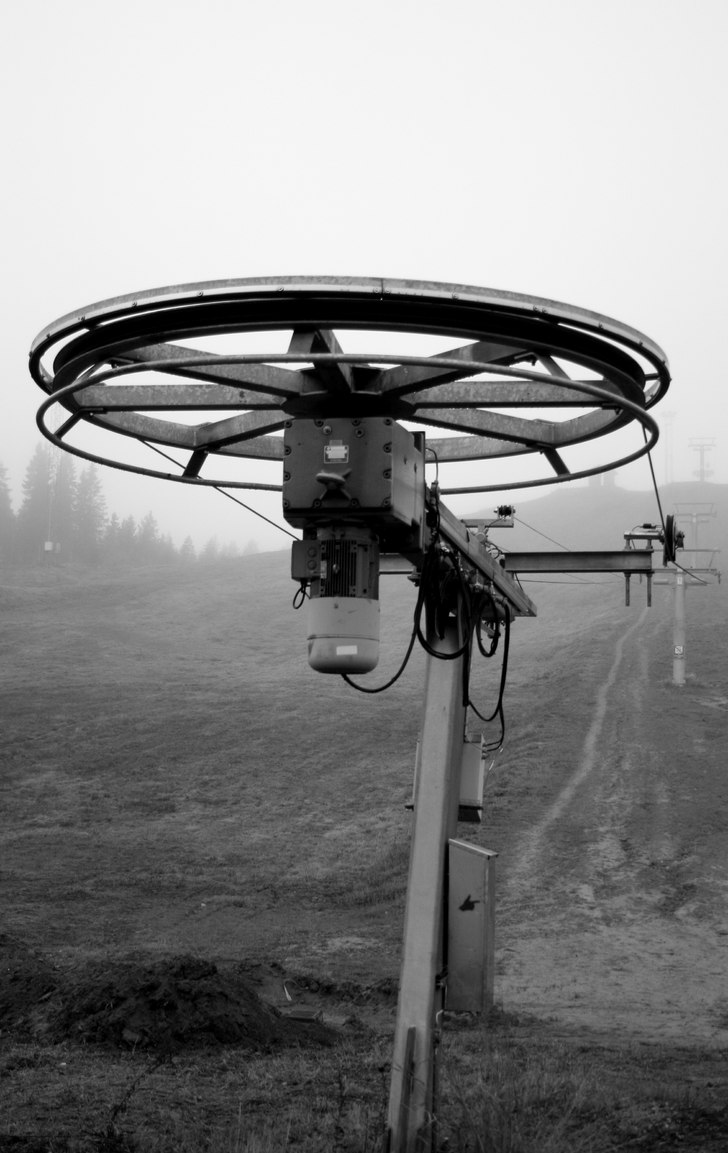 Tog en promenad till skidbacken i dimman, snöbris. Foto: Christoffer Fjellström.
