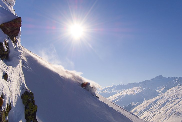Sen eftermiddag i Andermatt och vi försöker nytt. Foto: Jesper Molin (www.jesperphoto.com). Åkare: Johan Carlborg.