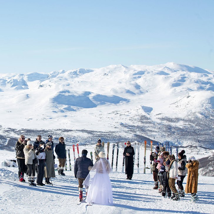 Vakrere blir det ikke. Bryllup i strålende vær p.