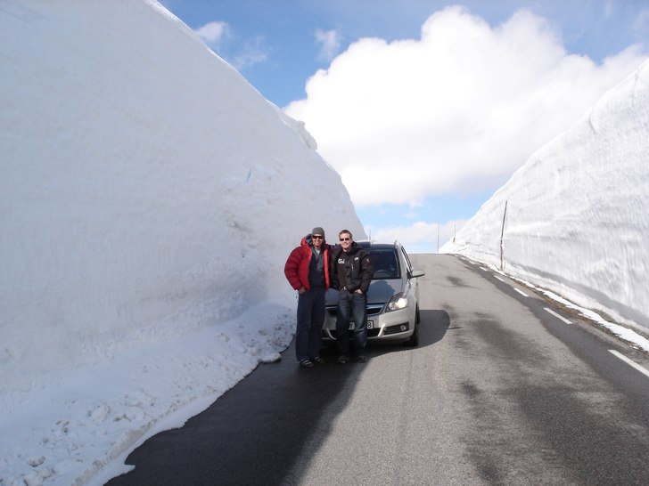 Hyggligt med snö på 17 maj!. Åkare: Opel Zafira.