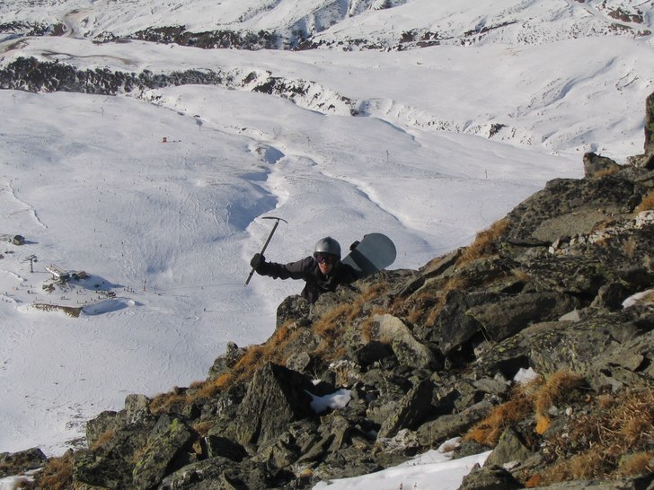 Vi gick i en och en halv timme för att åka ner t. Foto: Patrik Rieckmann. Åkare: Rikard.
