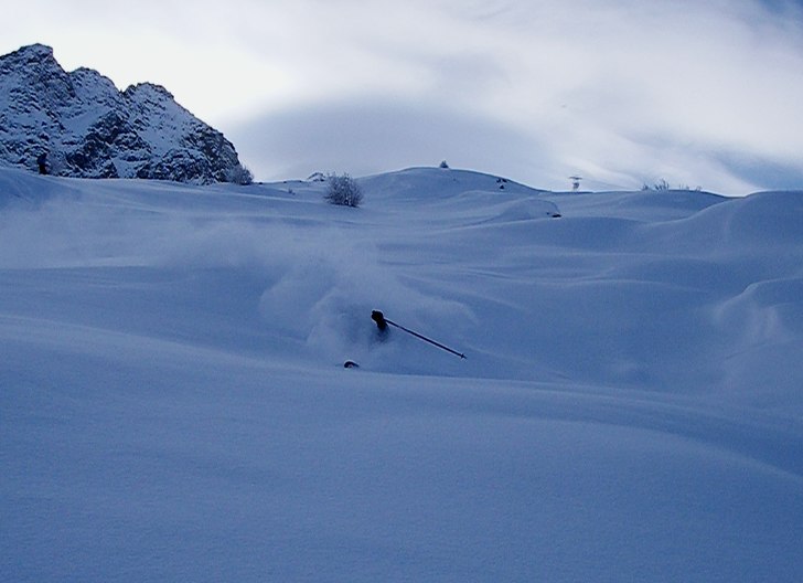 Henke tar sig fruset vatten över huvudet. Foto: Jan. Åkare: Henke.
