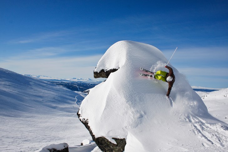 Hitta en schyyst sten med nysnö och gunte besluta. Foto: Marcus Olsson. Åkare: Gunnar Janson.