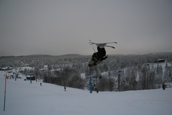 jorde ett fett nice hopp i grönklitt en varm dag!. Foto: Sven Bogg. Åkare: jag.