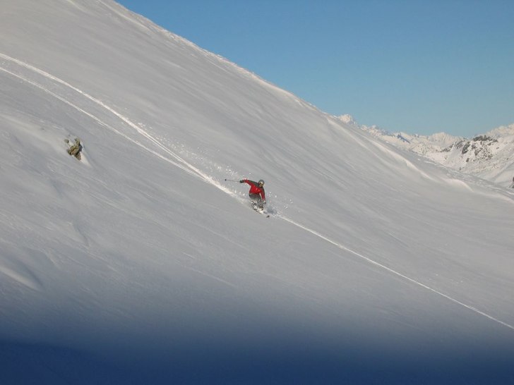 Skönt åk i Val Thorens. Foto: Änis Ayedi. Åkare: Emil Axelsson.