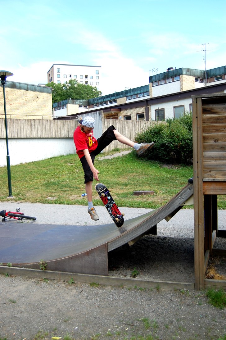 Marcus gör en finger flip i bödasand. Foto: Kevin Kellerman. Åkare: Marcus Klintberg.