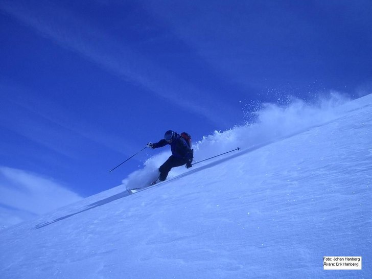 Lite Fin åkning uppe på glacieren. En dag i Apri. Foto: Johan Hanberg. Åkare: Erik Hanberg.