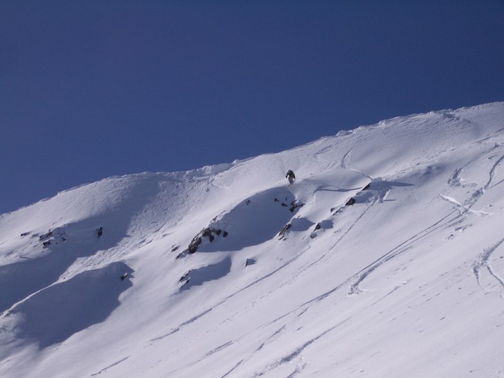 Bränner torrsnö en solig dag i klippiga bergen. Foto: jappe. Åkare: Jag.