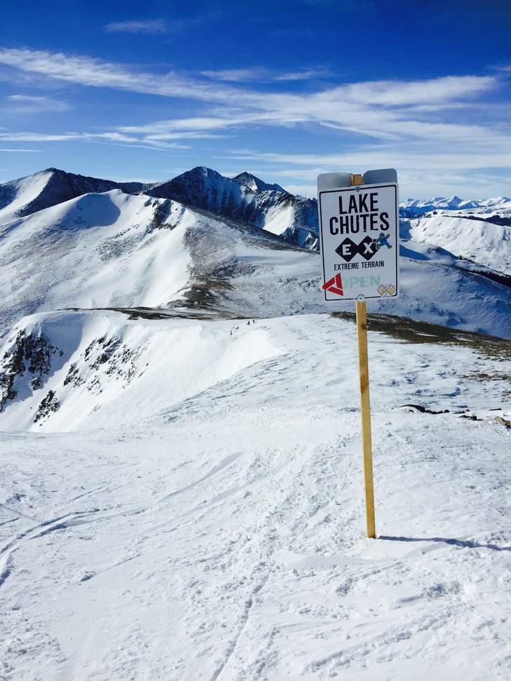Tog vägen ner längst bort vid klipporna.