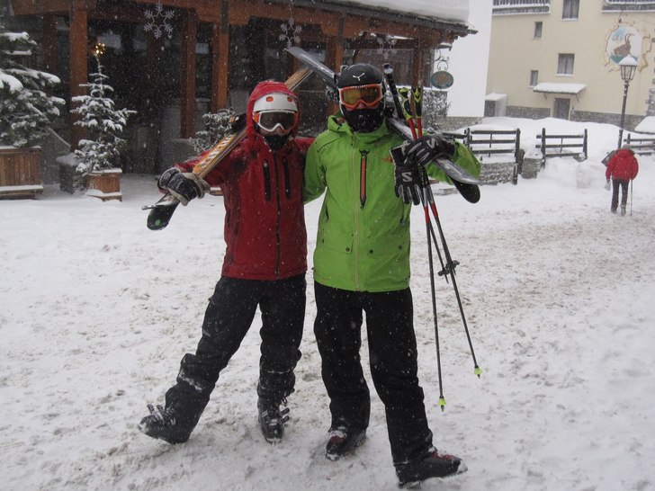 Pose på huvudgatan i Cervinia. Foto: Italiensk man. Åkare: Anja & Tomba.