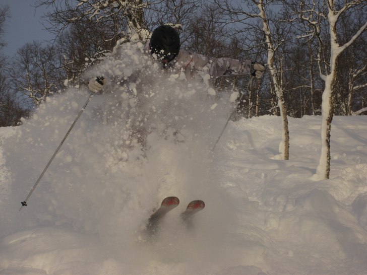 Grymt med puder i hemavan. Foto: Erik Ek. Åkare: Johan Hedlund.