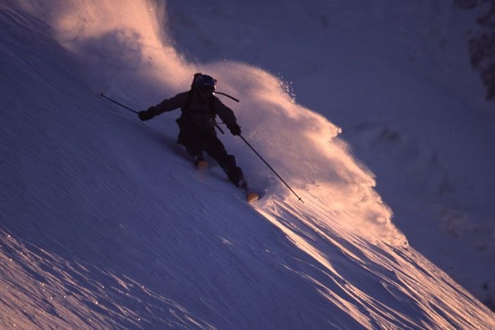 Tormod Granheim njuter av solnedgången på sitt s. Foto: Fredrik Schenholm. Åkare: Tormod Granheim.
