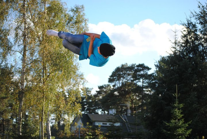 studsmatta en chill vår dag !. Foto: Jesper Månsson. Åkare: Simon Bengtsson.