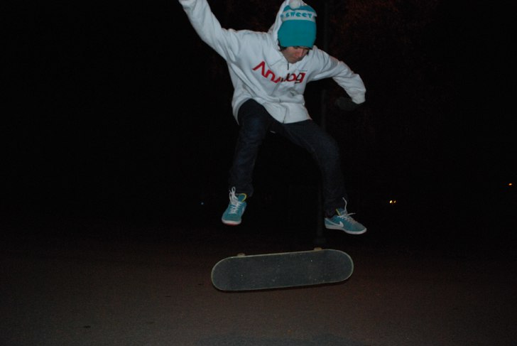 lite höst-skate på kvällen.
-Kickflip. Foto: Pontus tror jag . Åkare: Adam! (: .
