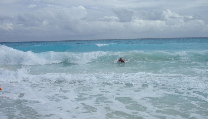 Tog boogieboarden till stranden tidigt på morgone. Foto: Olle. Åkare: Johan Wadsten.