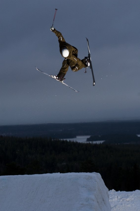 ännu en baklänges snurr men denhär gången med . Foto: Andreas Timfält (Sweden Pro Photo). Åkare: Jesper Norén.