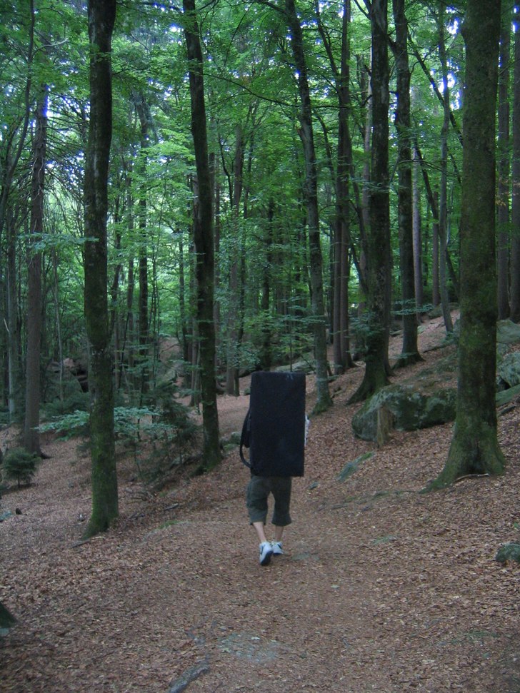 Påväg in i skogen för en dag av bouldering . Foto: Ameli Hellner. Åkare: j.sturesson.