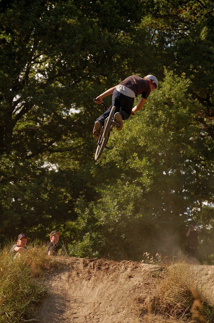 Skogås Jam '07
Adrian goes big, 360 i dirte. Foto: Jens Marklund. Åkare: Adrian Malmberg.
