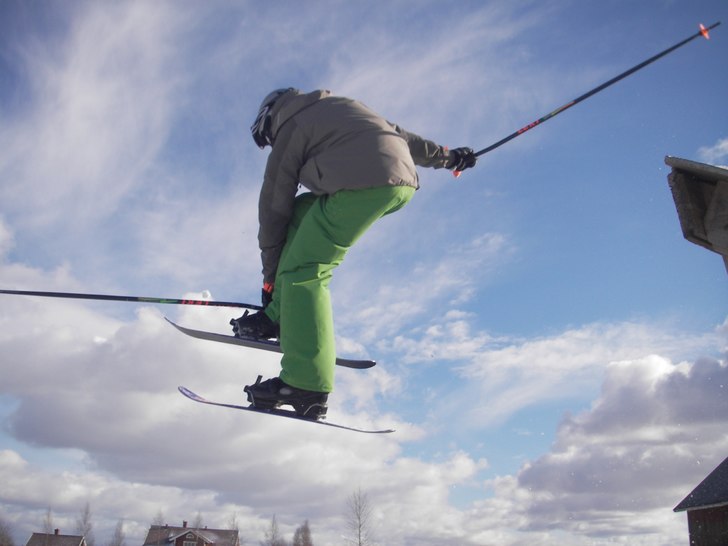 Jag gör en mutegrab på vårat BIG JUMP!. Foto: Min bror. Åkare: Jag.