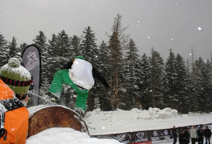 Foto: Jan Stala. Åkare: The trainer of the female Chinese half pipe snowboard team bonk the barrel.