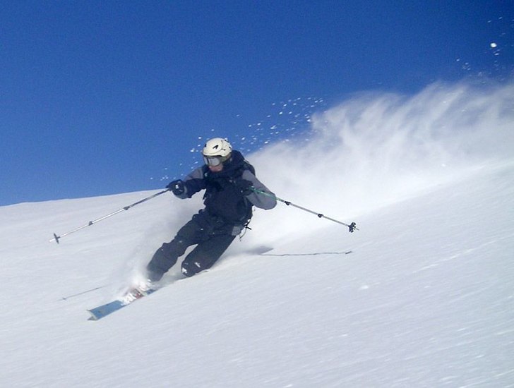 Det fina med twintip är att det blir mycket snös. Foto: Daniel Furberg. Åkare: Johan Hellman.